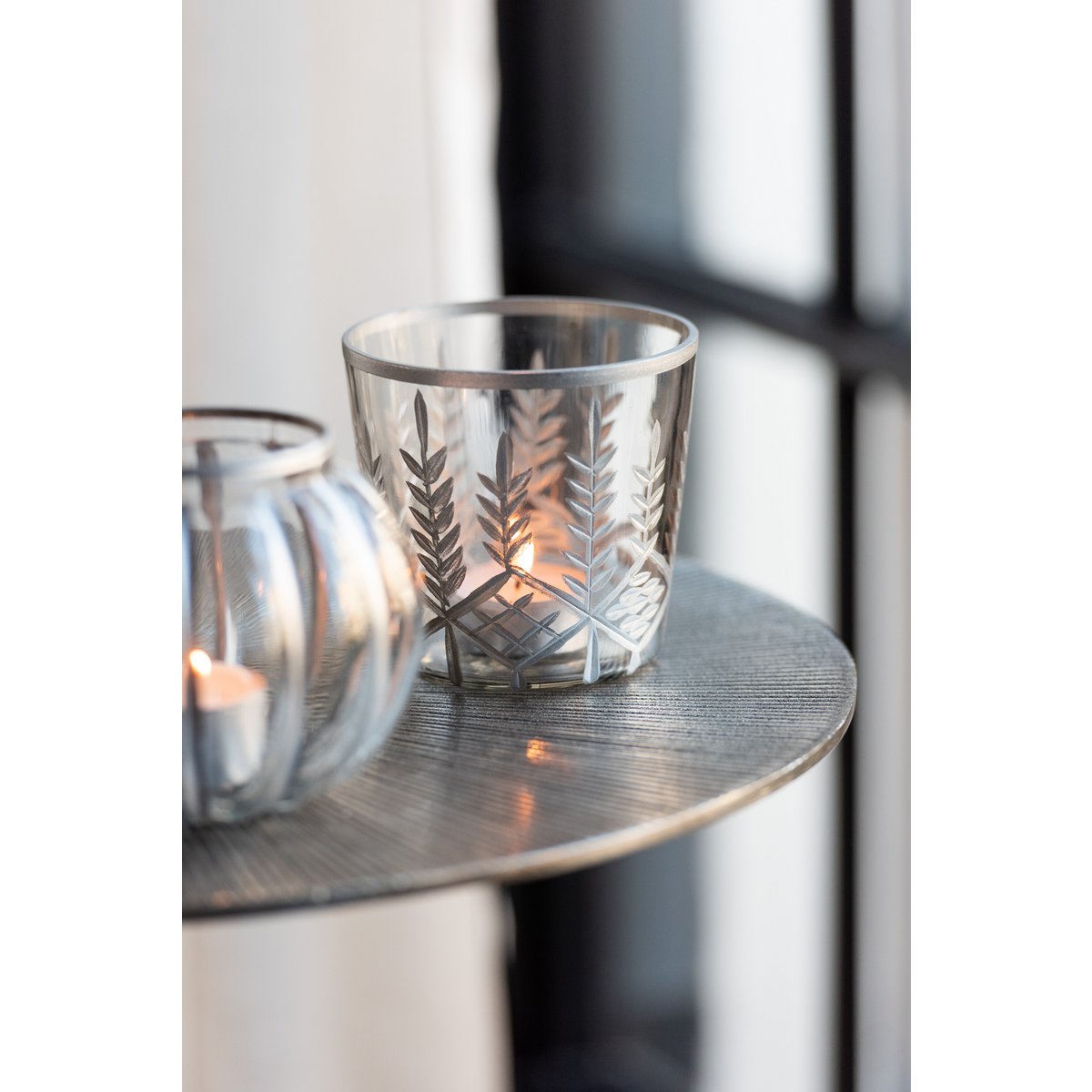 Détail du verre transparent de la lanterne J-Line Chloé, reflet argenté
