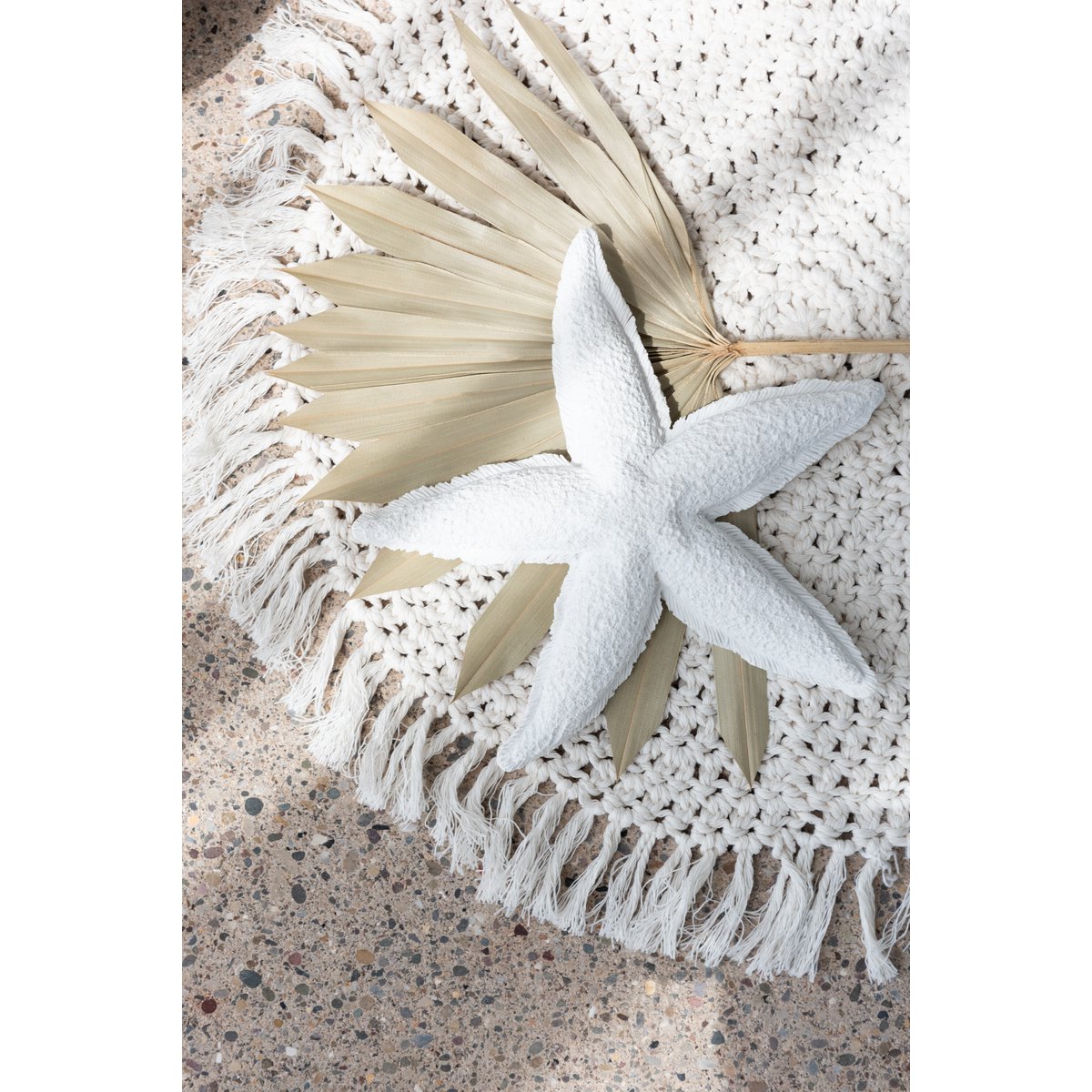 Bougie Étoile de Mer J-Line sur une table décorée, ambiance chaleureuse
