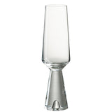 Détail du verre à champagne J-Line Walker sur une table moderne