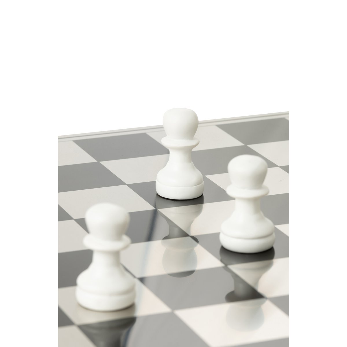 Pièce d'échec J-Line sur une table moderne