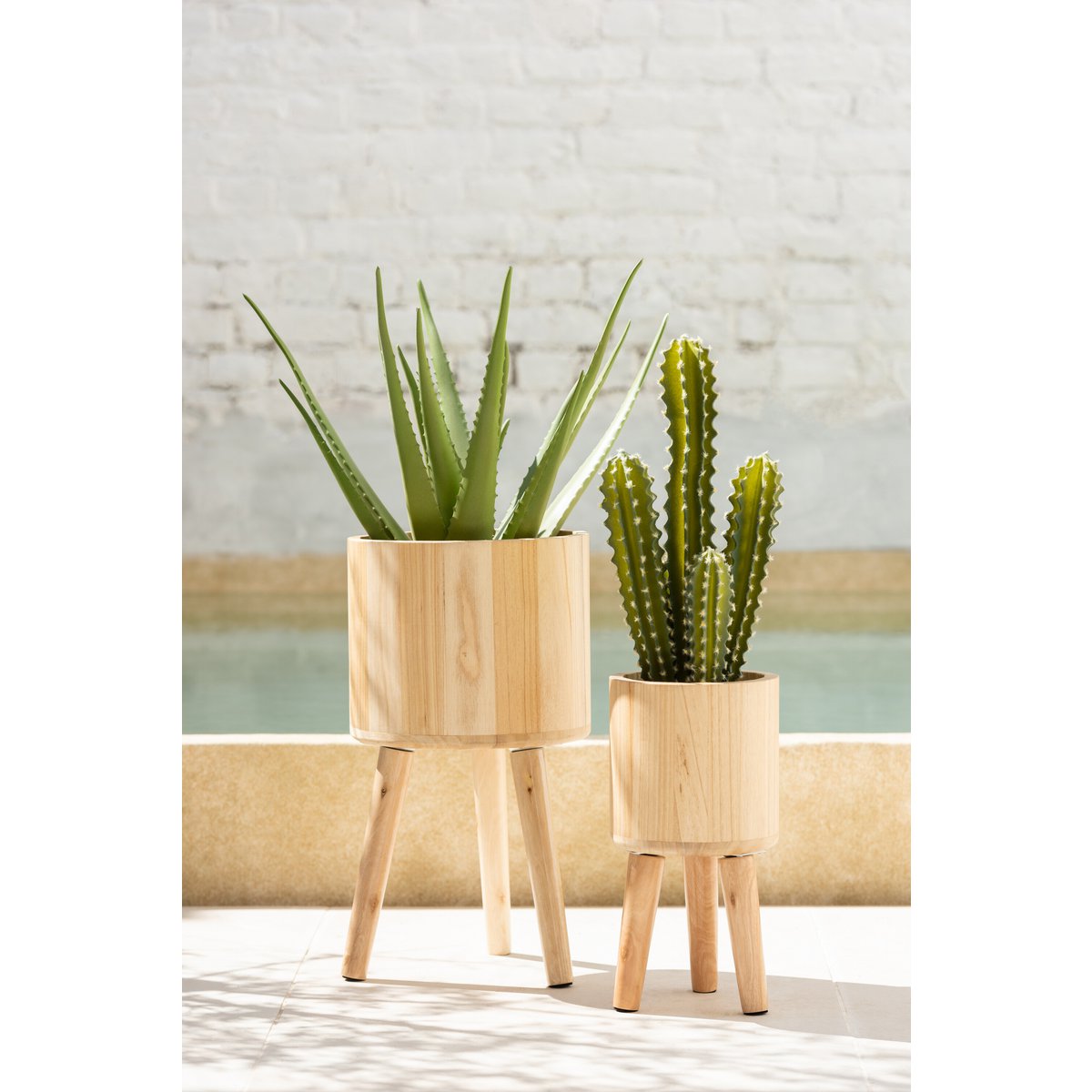 Pots de fleurs J-Line Classic sur une table moderne