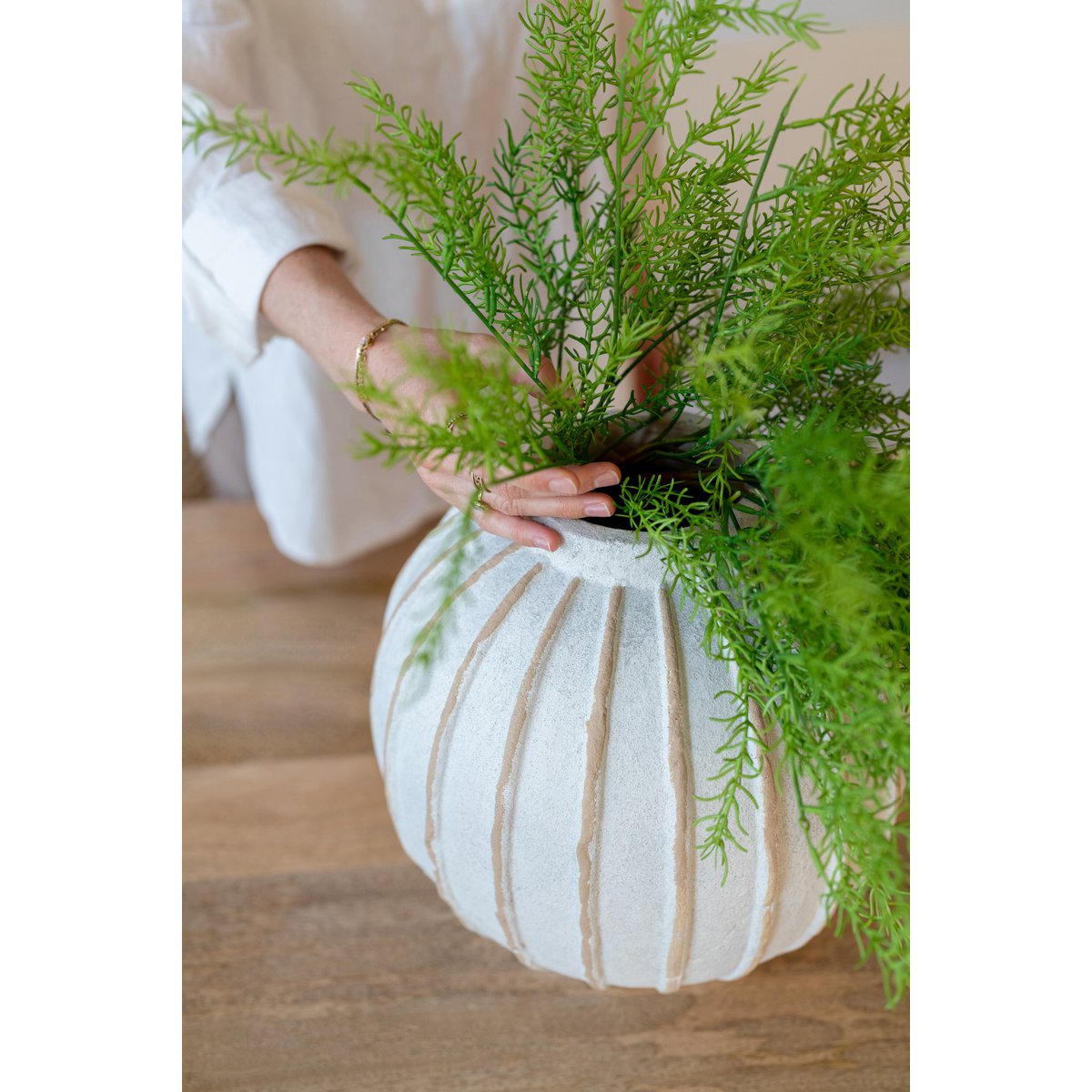Vase J-Line Ball Stripe, vue d'ensemble dans un salon moderne