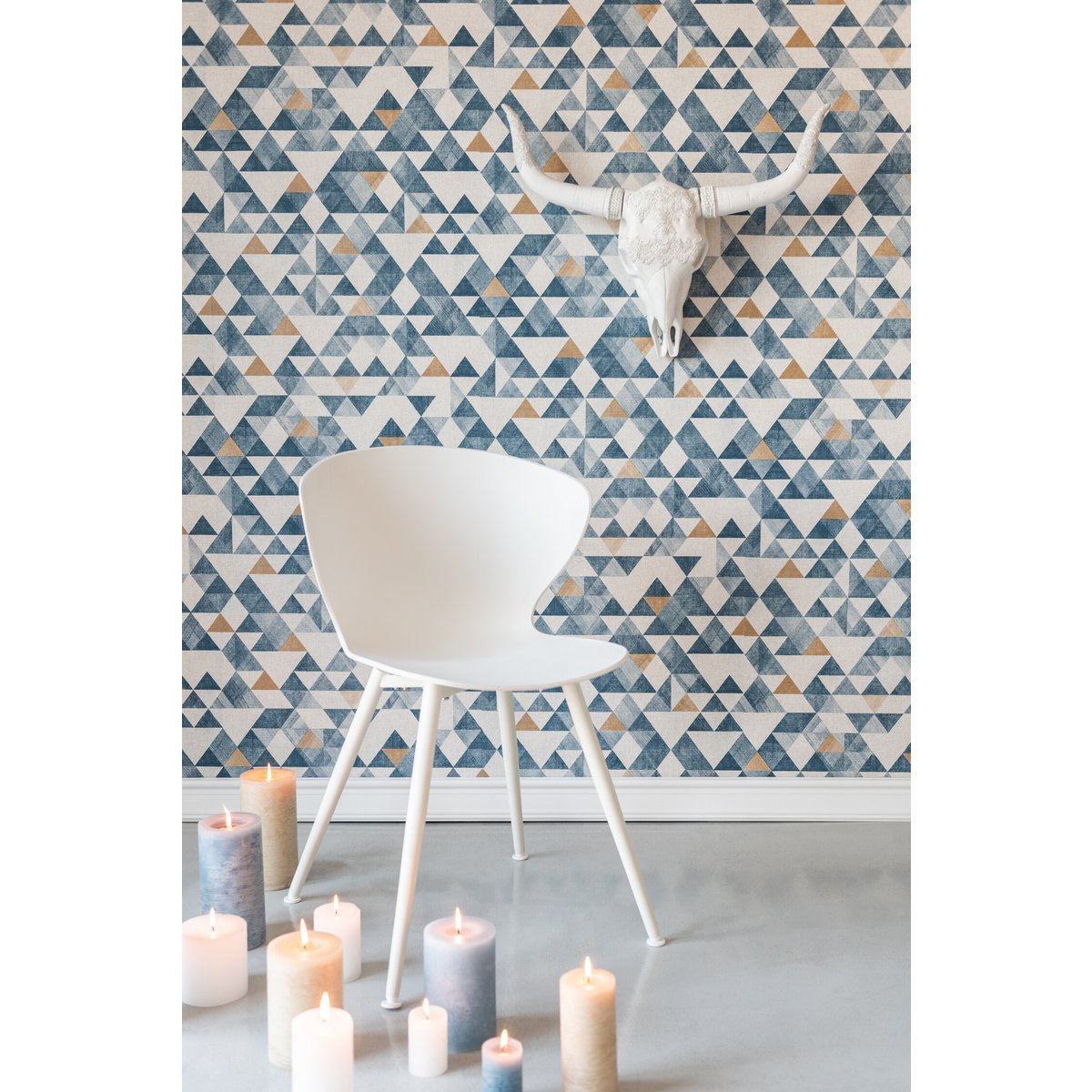 Bougie J-Line blanche sur une table en bois, créant une ambiance chaleureuse.