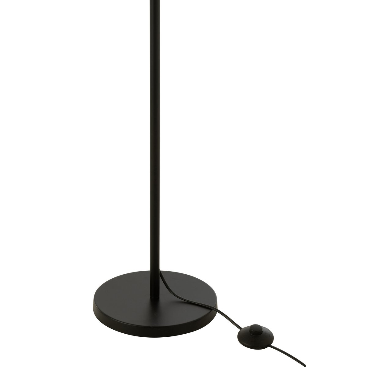 Lampadaire J-Line dans un salon moderne, ambiance cosy