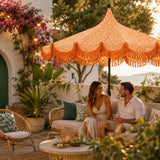 Parasol Kelly déployé dans un jardin ensoleillé