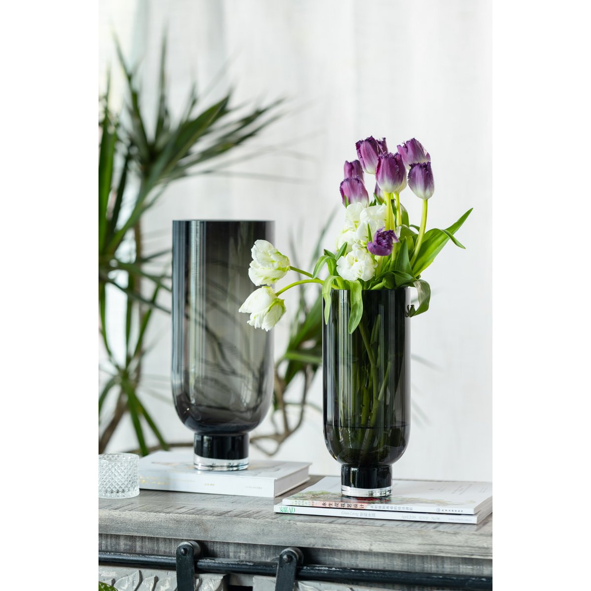 Vase en verre moderne OMAHA14GR, gris foncé, vue de face