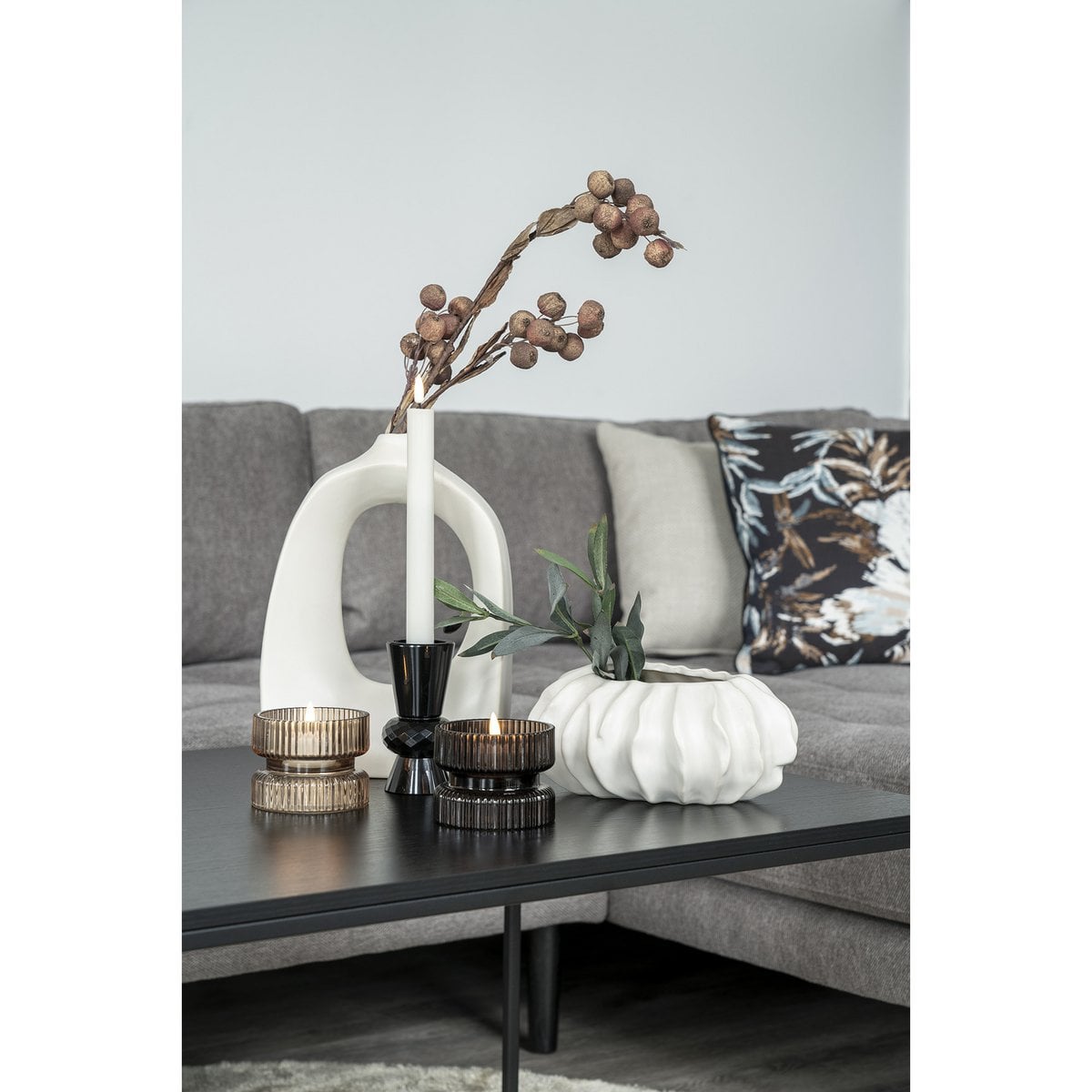 Ensemble de bougeoirs en verre, ambiance chaleureuse dans un salon