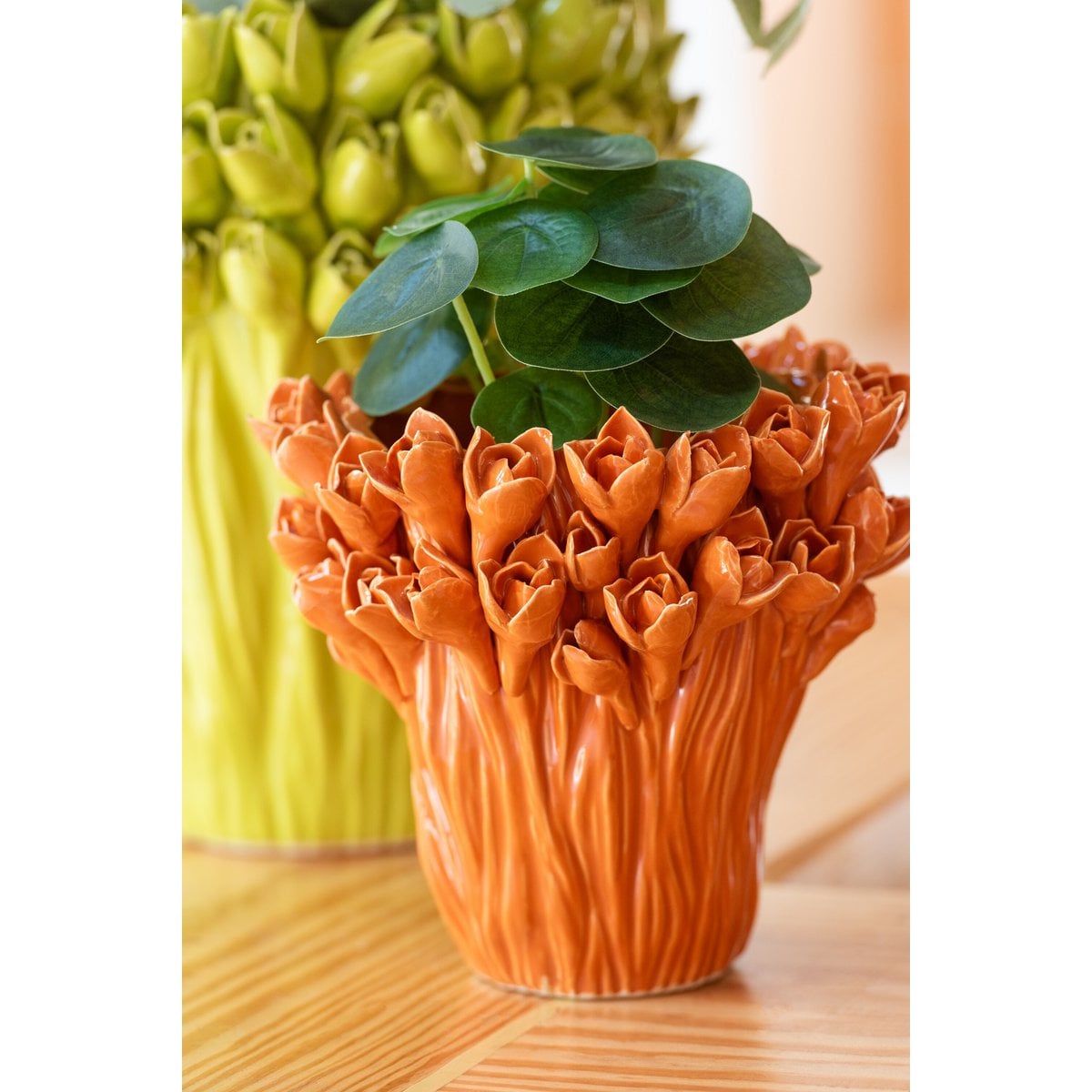 Vase Ambrosia en céramique orange, design contemporain et élégant.