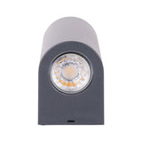 La lampe murale extérieure "Alecto" mesure 6,8 x 8,8 cm et mesure 15,5 cm de haut. Il se compose d'un plastique de haute qualité avec une surface légèrement structurée qui semble peinte. Timeless Black rend la lampe universellement utilisable.