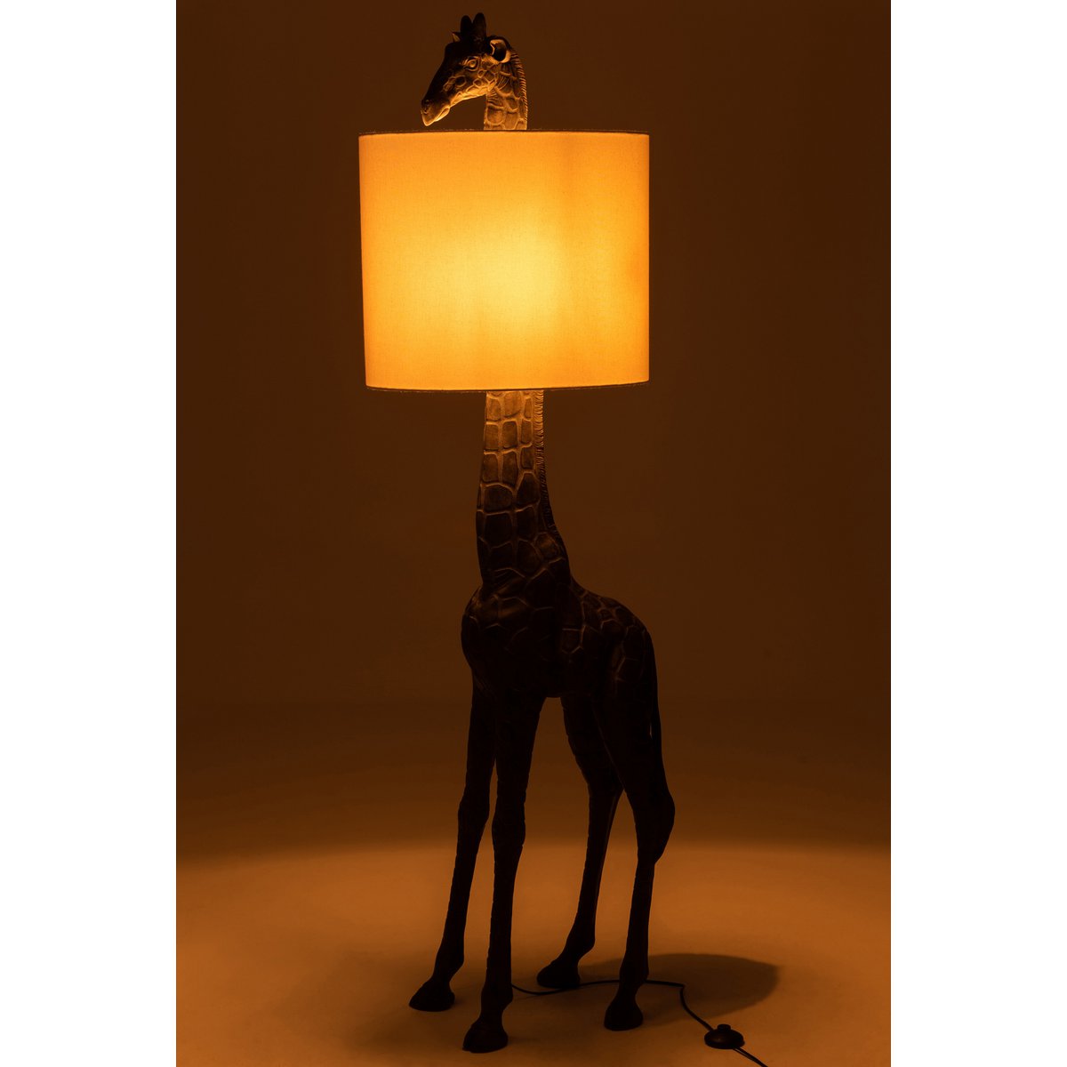 Lampe girafe J-Line dans un salon moderne, ambiance chaleureuse