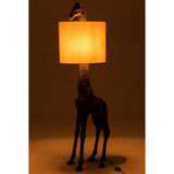 Lampe girafe J-Line dans un salon moderne, ambiance chaleureuse