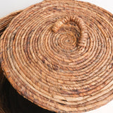 Panier à linge OMBAK sur un fond neutre mettant en valeur sa texture