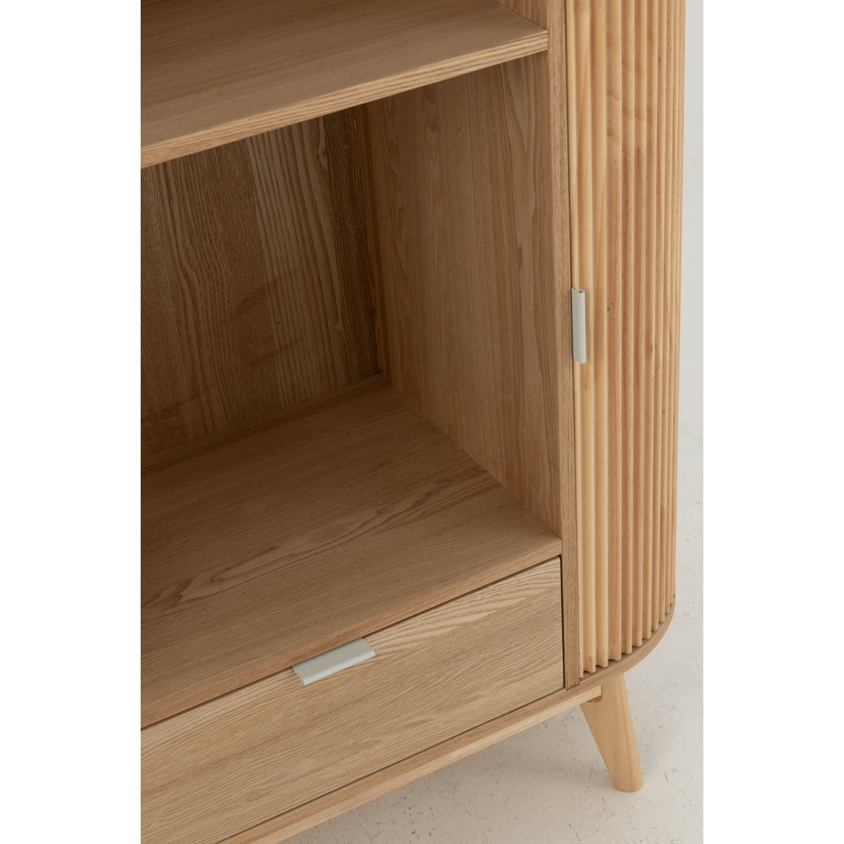 Vue latérale de l'armoire J-Cas, mettant en valeur son design contemporain