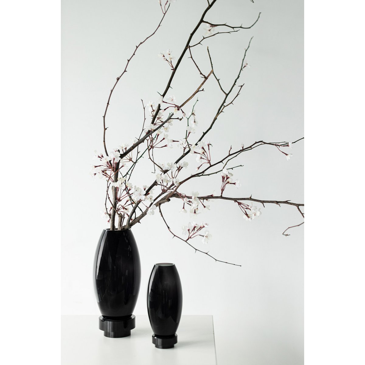 Vase en verre noir sur étagère design