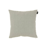 Coussin J-Line Outdoor gris dans un environnement extérieur