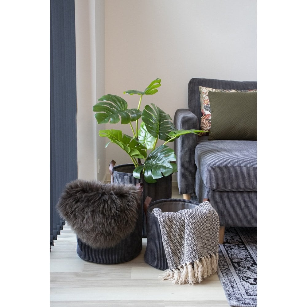 Détail du motif gris foncé et blanc du plaid Cort