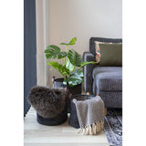 Détail du motif gris foncé et blanc du plaid Cort