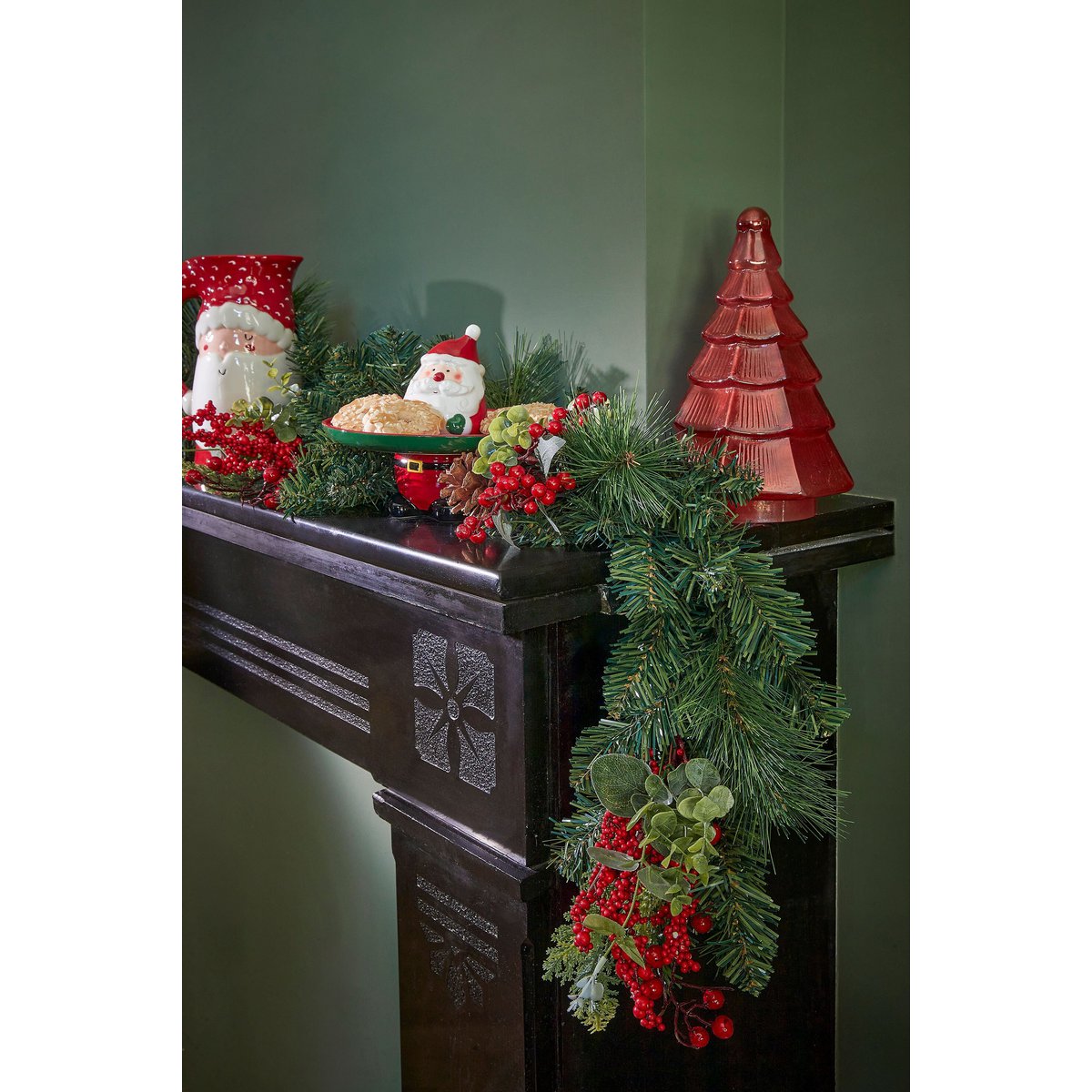 Guirlande de Noël Harvey Rouge avec baies rouges et pommes de pin