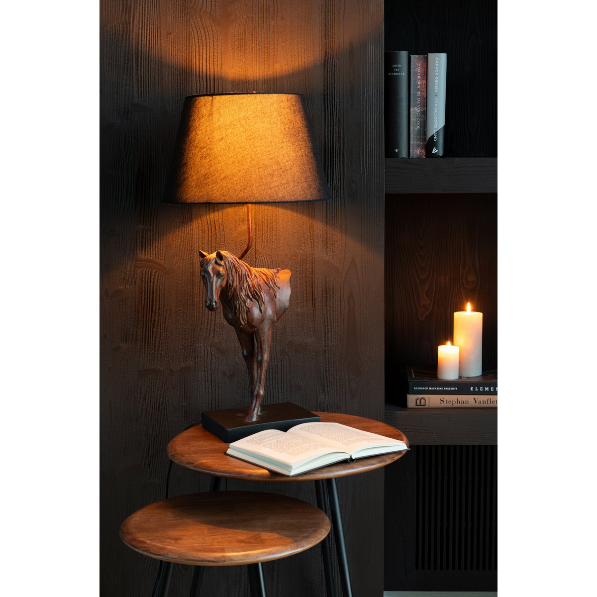 Vue latérale de la lampe J-Line Devant de cheval sur une table en bois