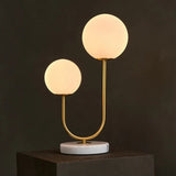 Lampe à poser en marbre blanc et métal doré