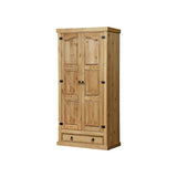 Détail des ferrures en métal noir de l'armoire en bois de pin