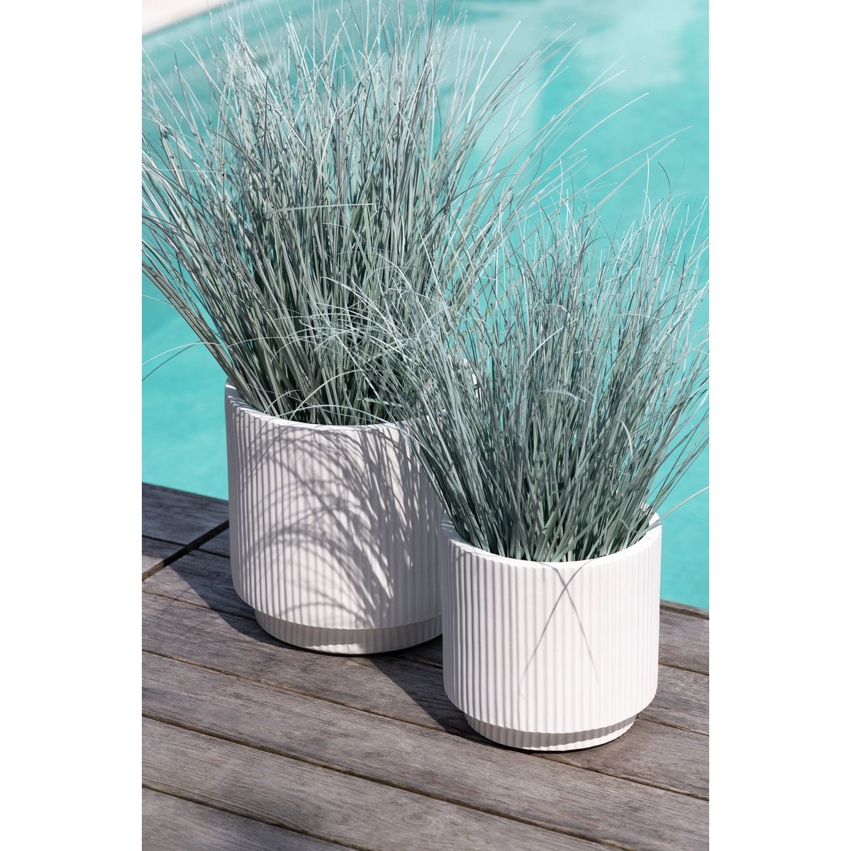 Plante artificielle J-Line en pot avec nuances de vert et bleu, vue de face