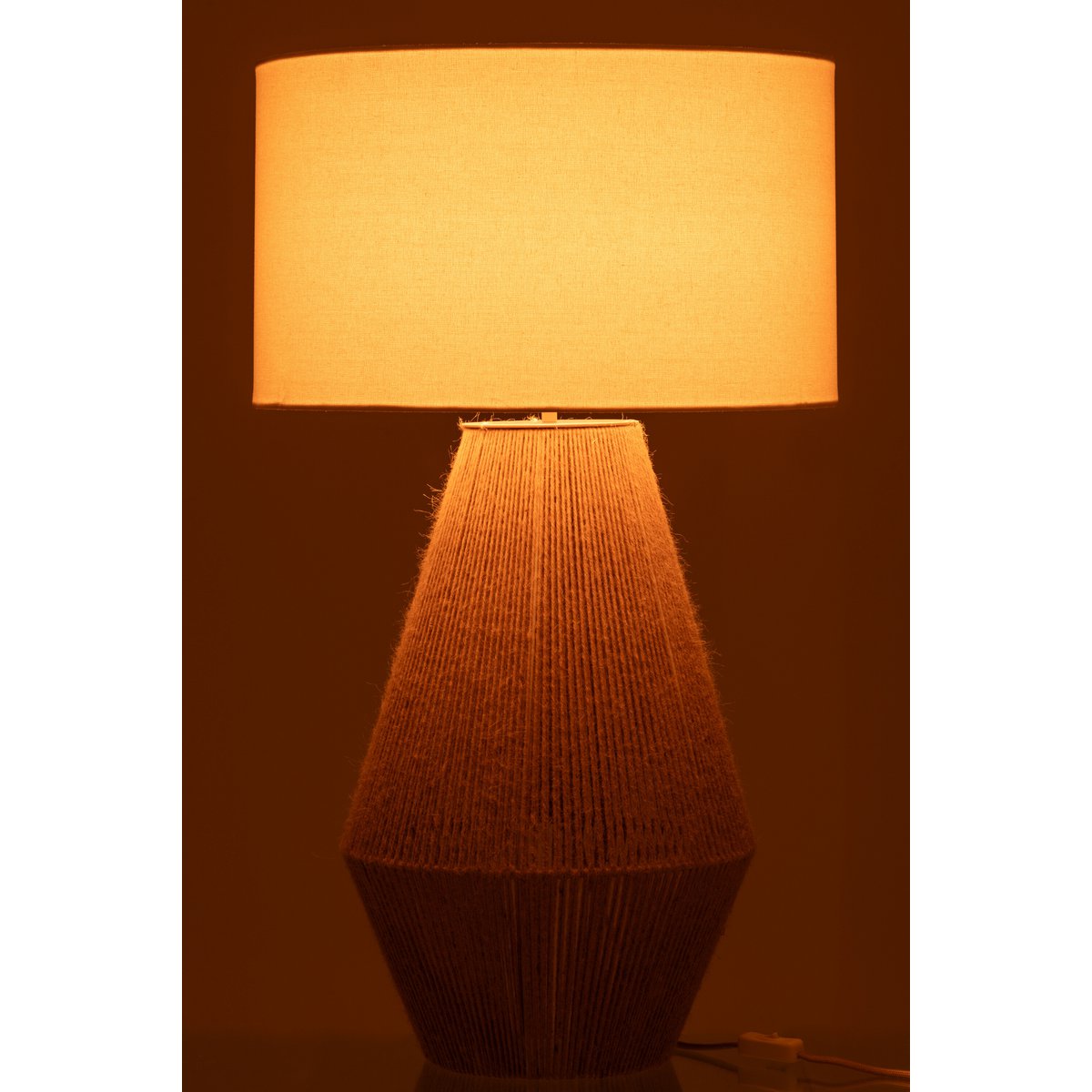 Lampe J-Line dans un salon élégant avec un éclairage doux