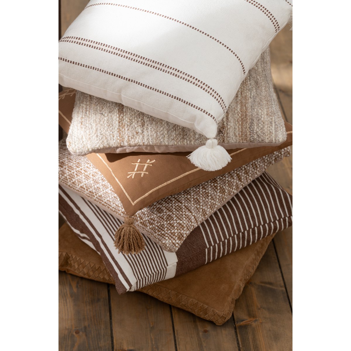 Coussin J-Line en cuir marron - ambiance intérieure