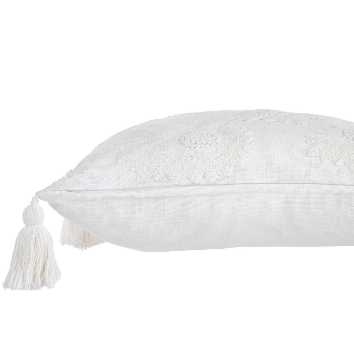 Détail des pompons sur le coussin J-Line, style bohème