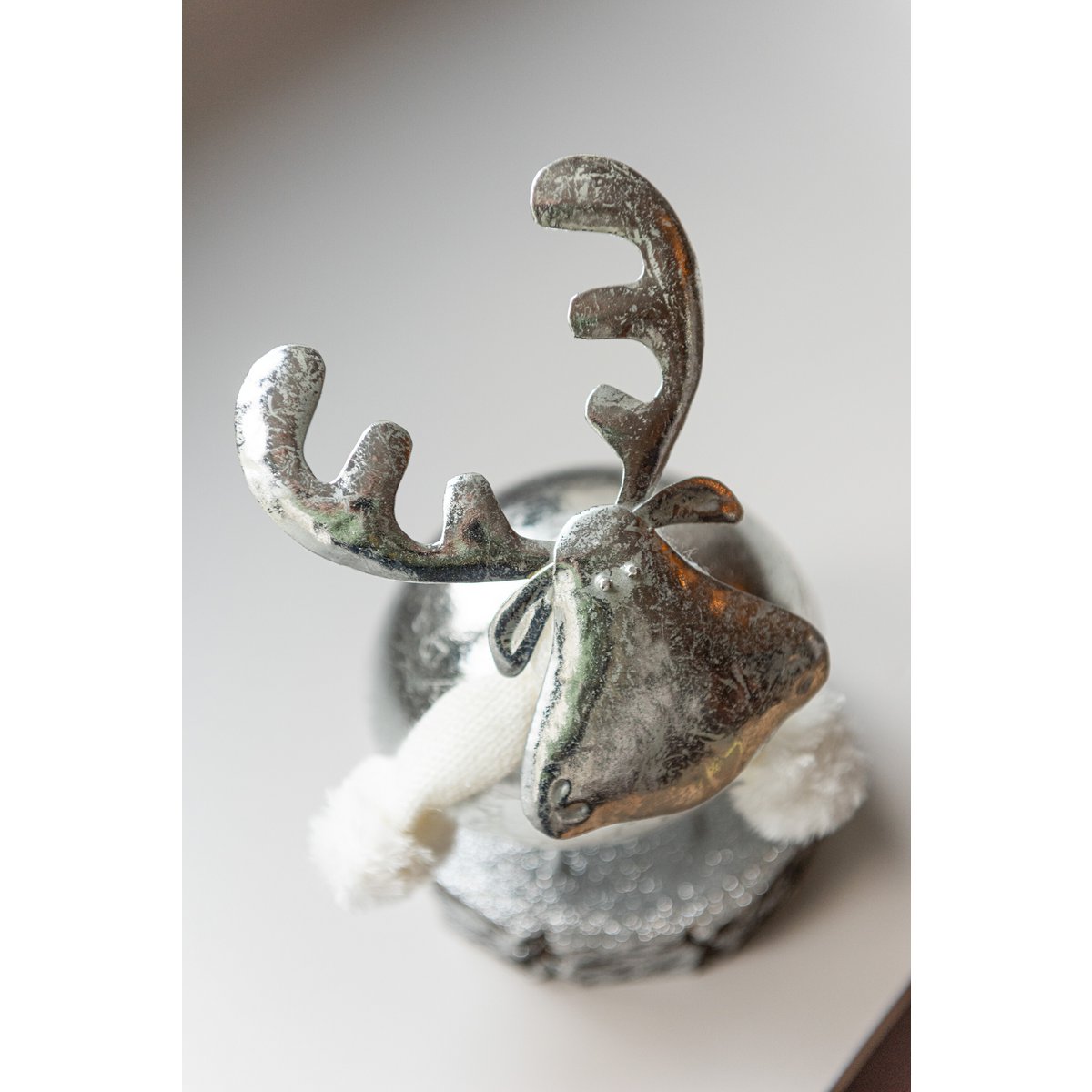 Vue latérale de la figure de cerf argent et blanc, design scandinave