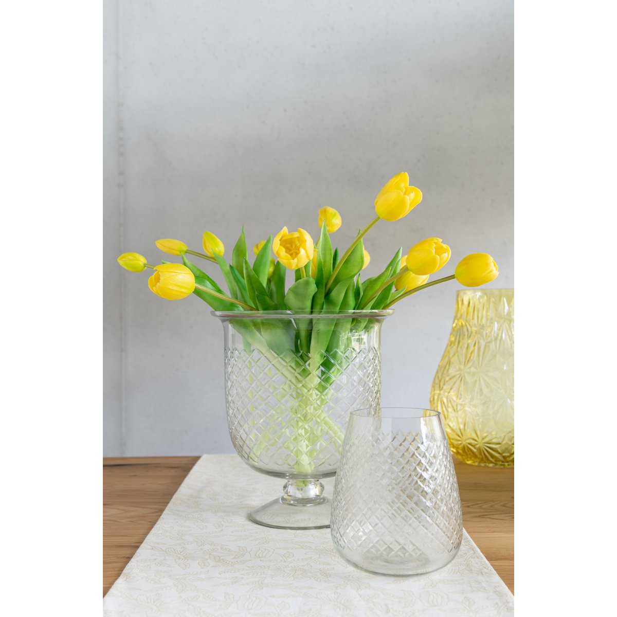 Détail du vase J-Line en verre, élégant et moderne.