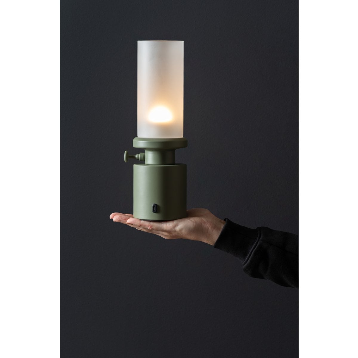 Vue de la lampe Camp LED sur une table d'appoint avec éclairage doux