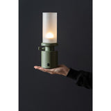 Vue de la lampe Camp LED sur une table d'appoint avec éclairage doux