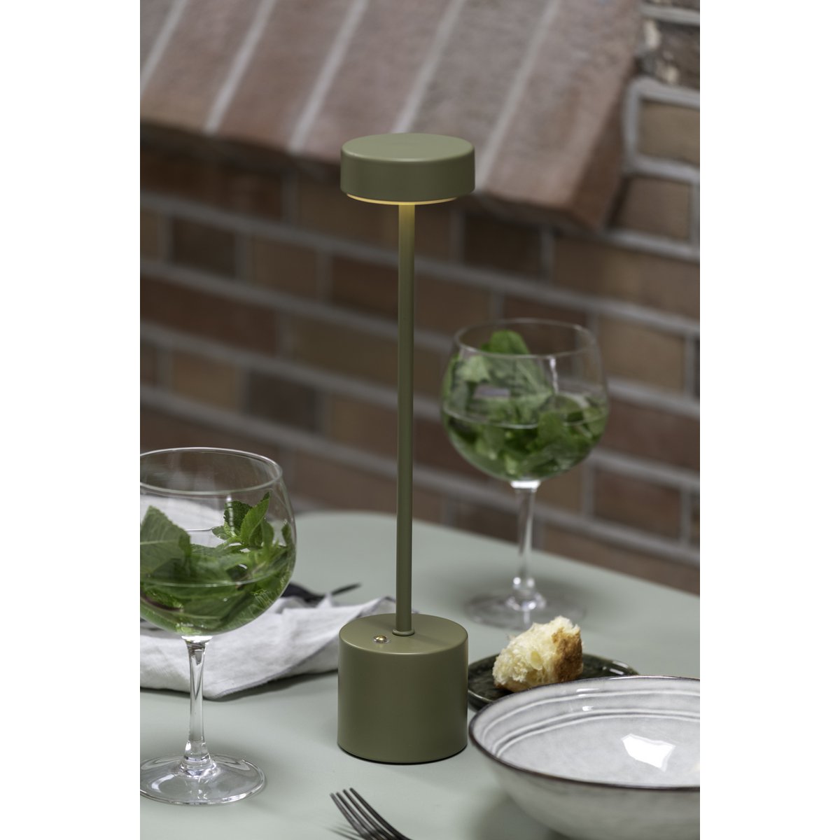 Vue latérale de la lampe de table Ganar LED en vert
