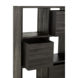 Armoire J-Line stylisée avec des accessoires décoratifs