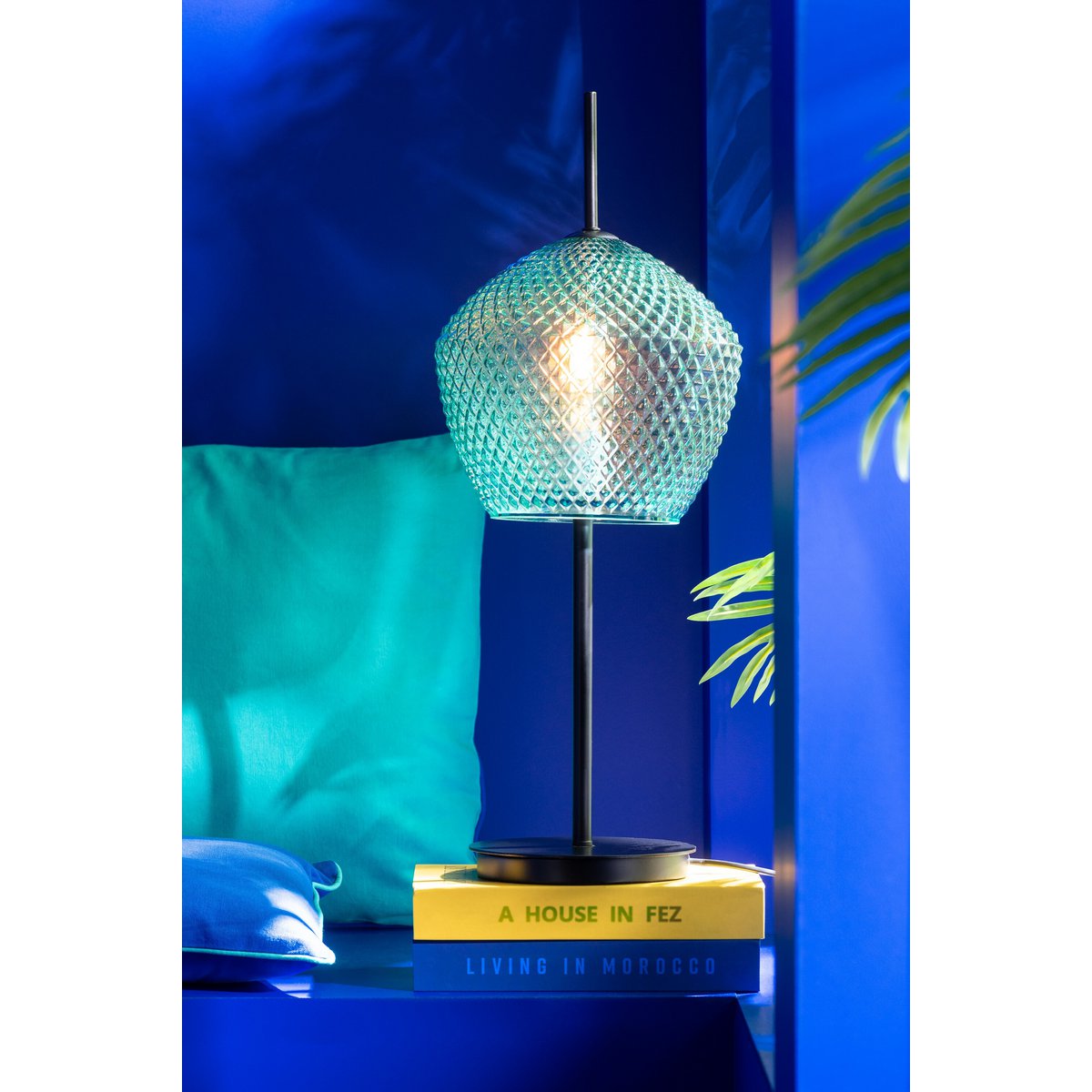Lampe J-Line en verre vert sur une table moderne