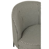 Chaise J-Line Pied-De-Poule à côté d'une table en bois