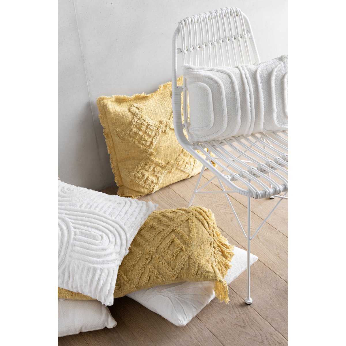 Détail du coussin J-Line Pompon en coton, couleur jaune moutarde