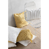 Détail du coussin J-Line Pompon en coton, couleur jaune moutarde