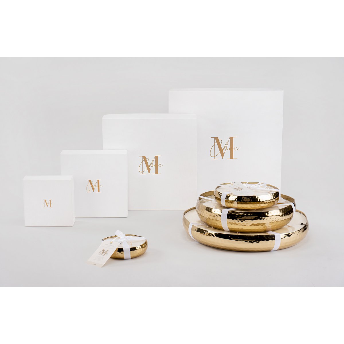 Bougie J-Line M-Chic Oud & Amber sur une table élégante