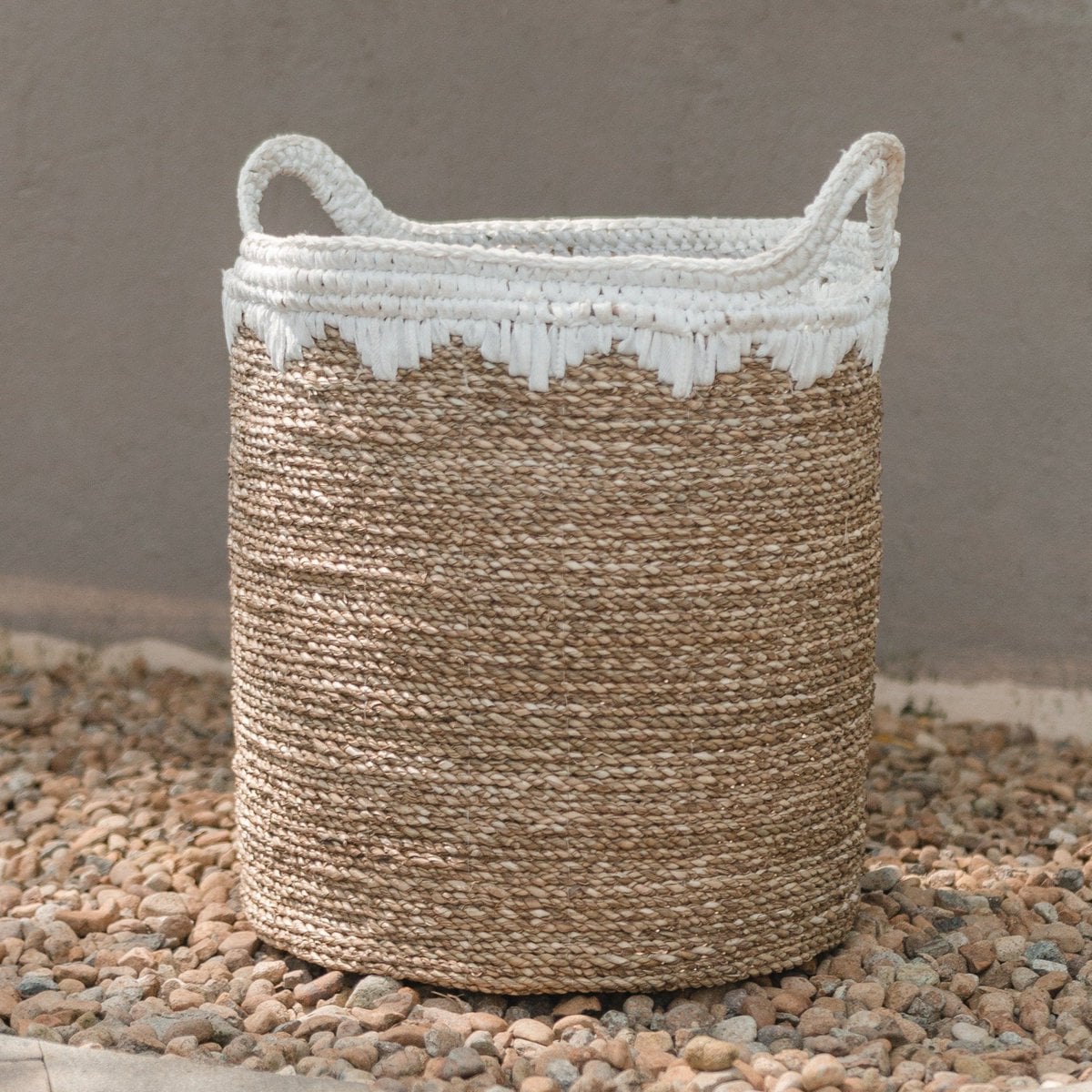 Panier à linge rond NIAS blanc en fibres naturelles avec poignées