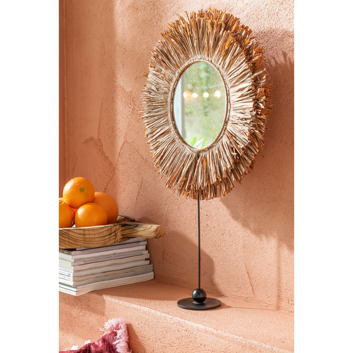 Miroir J-Line à pied en raphia marron, vue latérale montrant la texture du matériau