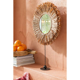 Miroir J-Line à pied en raphia marron, vue latérale montrant la texture du matériau