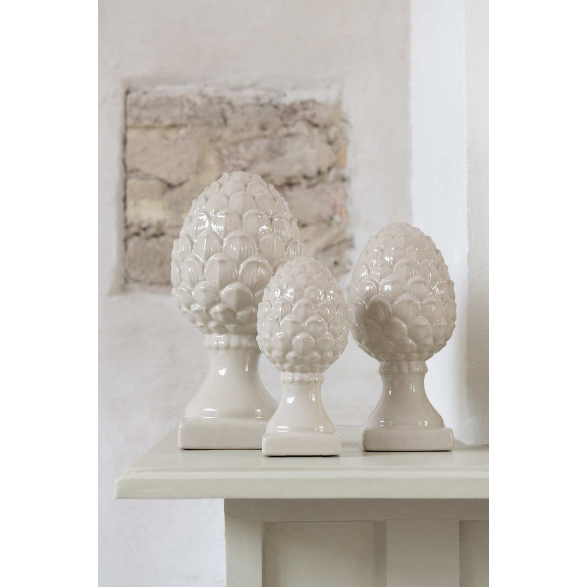 Détail de la Pomme de pin en céramique beige, texture élégante