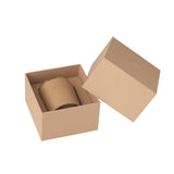 Détails de la bougie J-Line Cuir - Bois Ocre sur une table décorative