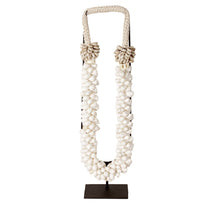 Collier de coquille J63 sur support en métal, vue d'ensemble