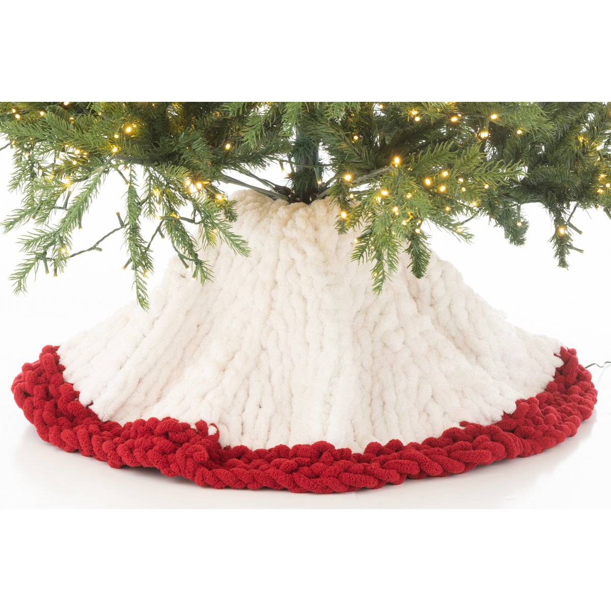 Ambiance festive avec la jupe de sapin J-Line en blanc et rouge