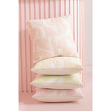 Coussin Geo J-Line, texture douce et luxueuse en gros plan.