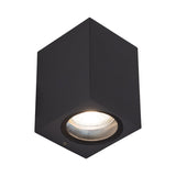 Lampe murale Cubus installée dans un jardin moderne