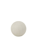 Vase J-Line sur une table, ajoutant une touche de luxe à la décoration